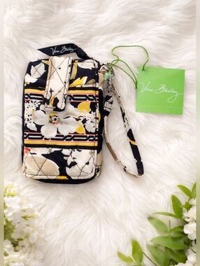 NWT Vera Bradley Retired Dogwood Wristlet Wallet Quilted Zip Case Floral